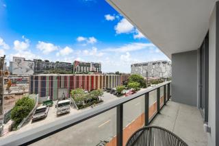 Prime Location - Modern Condo - Pool and Gym - 0