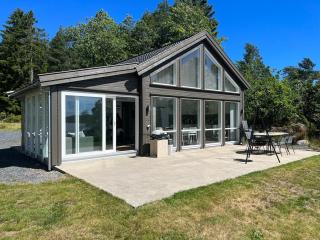 Decent cabin with a stunning seaview - 8