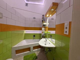 Spacious 3-Bedroom Flat By Downtown Corvin-Square! - 5