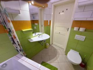 Spacious 3-Bedroom Flat By Downtown Corvin-Square! - 8