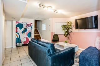Walk to Train l Near attractions and ORD l Free Parking l Patio - 7