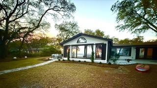 NEW Waterfront Escape - Paddleboards, GYM, Easy Living and Fun-inclusive - 6