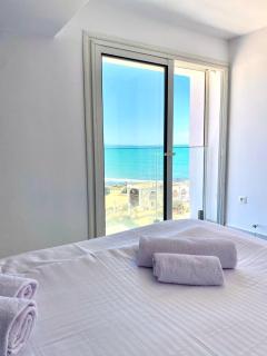Elegant Beachfront Apartment in La Marsa with Panoramic Sea Views - 3