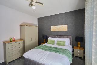 Birch Barn Retreat Spacious 4BR House with FREE Parking Sleeps 6 - 7