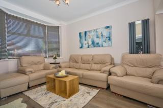 Birch Barn Retreat Spacious 4BR House with FREE Parking Sleeps 6 - 8