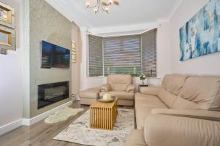 Birch Barn Retreat Spacious 4BR House with FREE Parking Sleeps 6 - 9