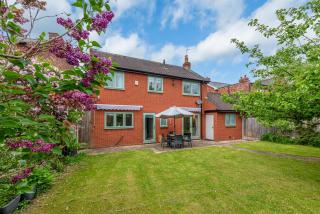 Stylish Family Retreat by Tettenhall Green - Pass the Keys - 6