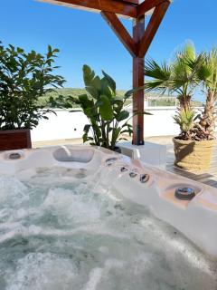 Azure Pine Residence Private Rooftop Terrace & Jacuzzi - 1