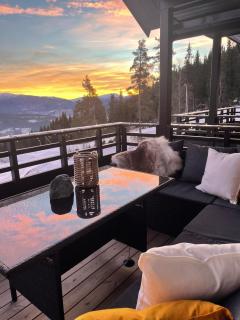 Luxury Lake & Mountain View Apartment - Balcony - 8