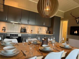 Luxury Lake & Mountain View Apartment - Balcony - 3