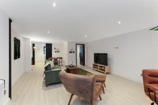 Perfect Booking 2 Bed Flat with Gym & Cinema - 1