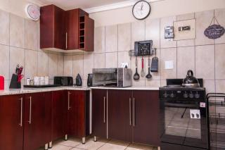 10 Kooralboom Self Catering Apartments - 3