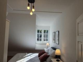 Moderne Dachgeschosswohnung in exklusiver Villa - 1