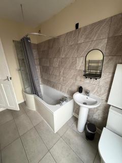 NEW! 3BR House , hosted by RooME Stays near City Centre with free parking - 4