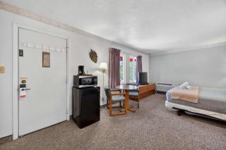 Eagle Motel Suite 100 - 5