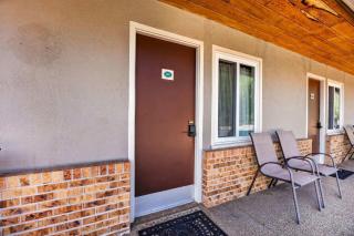 Eagle Motel Suite 110 - 1