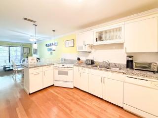 Just Steps to Folly Field Beach - 2 bd 2 ba condo - 7