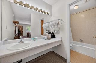 Eagle Motel Suite 225 - 2