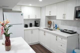Cozy Walkout Basement Suite Private Entrance - 2