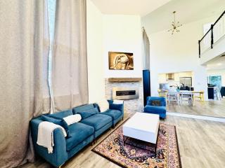Luxury Modern 4BR Retreat with Hot Tub in Santa Monica - 6