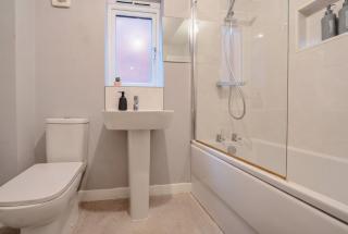 Spacious Four Bedroom House with Workspace, Garden and Free Parking - 7