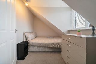 Spacious Four Bedroom House with Workspace, Garden and Free Parking - 5