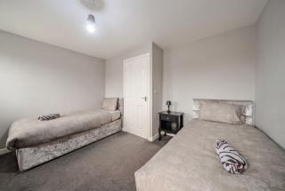 Spacious Four Bedroom House with Workspace, Garden and Free Parking - 1