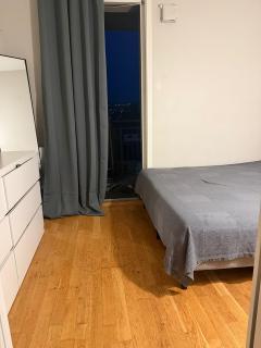 Habitacion con cama y balcon - 3