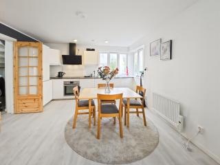 Modern 3BR Near Centre Free Parking - 4