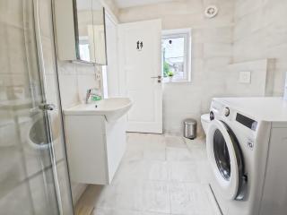 Modern 3BR Near Centre Free Parking - 1