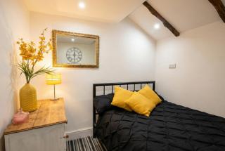 Beamed Village Apartment with Fireplace and Terrace, Castle Donington - 8
