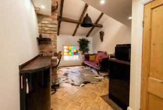 Beamed Village Apartment with Fireplace and Private Terrace, Castle Donington - 3