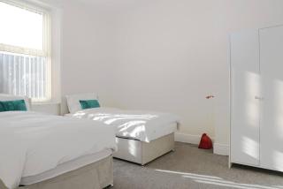 Stunning 5-Bed House in Newcastle upon Tyne - 4