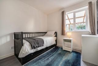 Bright 2-bed Bristol home with garden and parking - 4