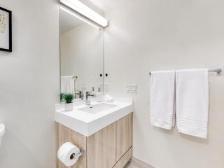 Central 2BR Suite with Queen Beds - DT - 6