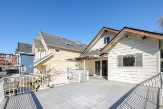 near Skytrain and FIFA Stadium only 10 mins 2 stops away - 4