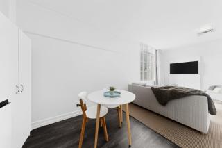Skyline 1-Bed Retreat in Brisbane City - 7