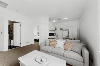 Skyline 1-Bed Retreat in Brisbane City - 2