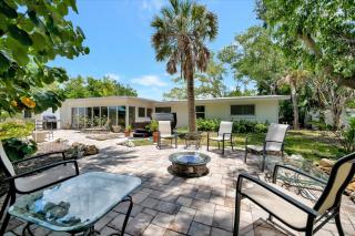 Coastal Home with Hot Tub Firepit and Music Lounge - 9
