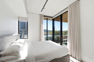 Tranquil 2-Bed with Water View - 4