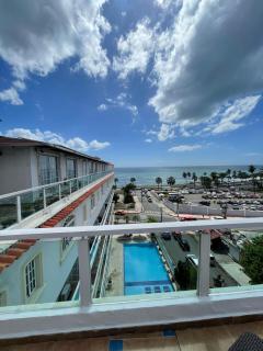 Modern 2BR Penthouse with Jacuzzi & City View - 0