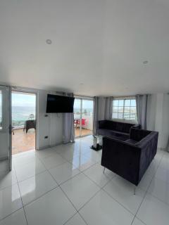Modern 2BR Penthouse with Jacuzzi & City View - 4