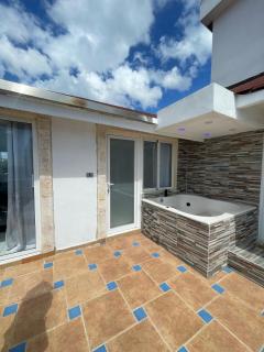 Modern 2BR Penthouse with Jacuzzi & City View - 2