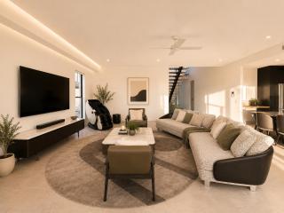 Scenic Waterfront w/ Pool in Surfers Paradise - 7