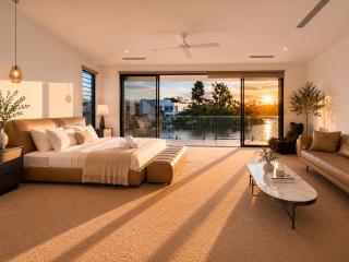 Scenic Waterfront w/ Pool in Surfers Paradise - 5