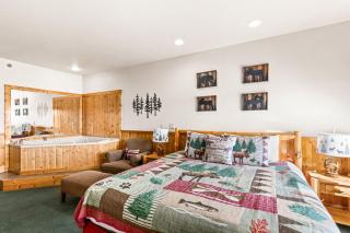 Panoramic Lake Views King Suites, Kitchen, Whirlpool Soaking Tubs and Hot Tub - 2