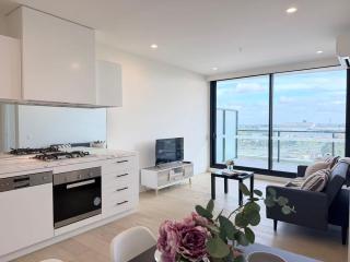 Modern M City Resort Suite 2BR w Balcony Parking M2808 - 8