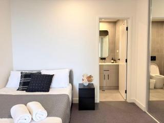 Modern M City Resort Suite 2BR w Balcony Parking M2808 - 7