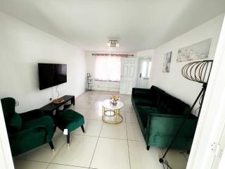 Family Friendly Modern 4Bd House - 5