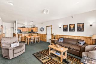 Panoramic Lake Views 1 BR King Suite & Whirlpool, Kitchen and Hot Tub - 4